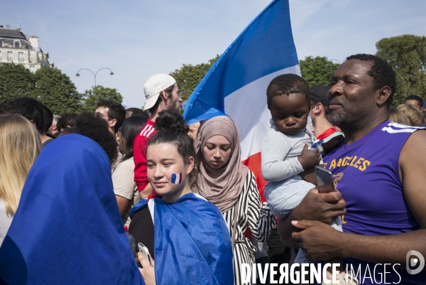 Victoire coupe du monde de football 2018. attente des supporters de  l arrivee des joueurs de l equipe de france sur les champs-elysees.