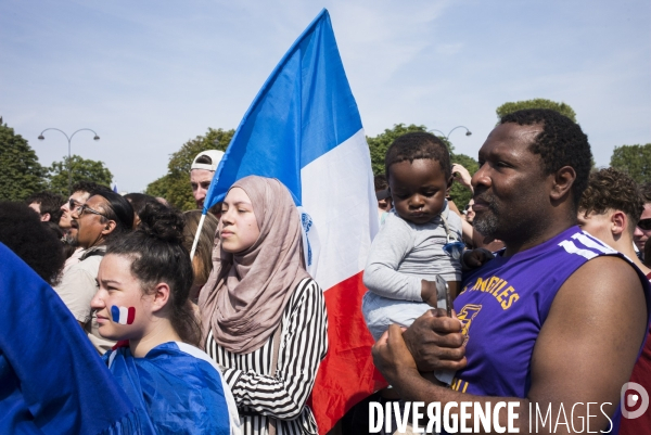 Victoire coupe du monde de football 2018. attente des supporters de  l arrivee des joueurs de l equipe de france sur les champs-elysees.