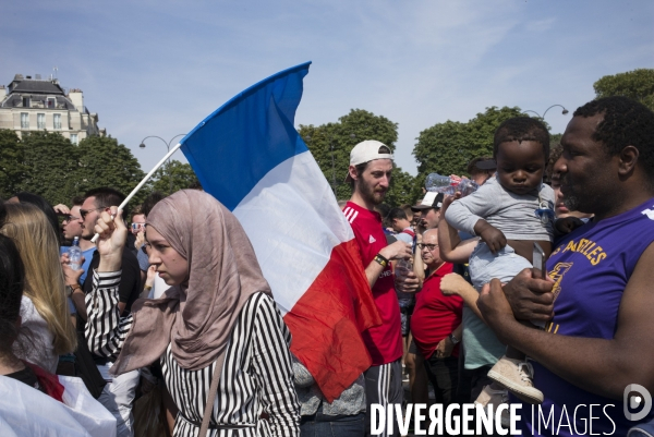 Victoire coupe du monde de football 2018. attente des supporters de  l arrivee des joueurs de l equipe de france sur les champs-elysees.