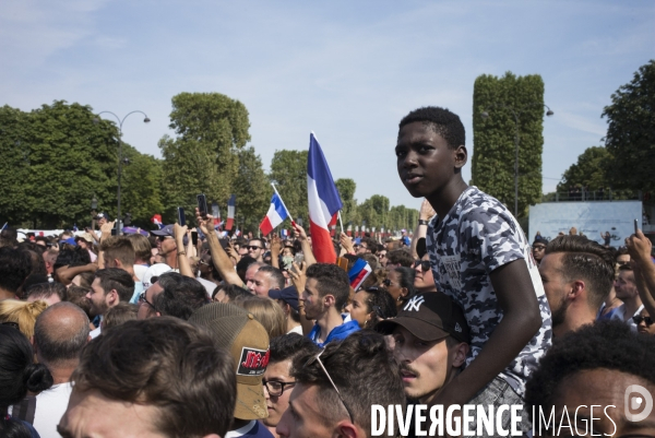 Victoire coupe du monde de football 2018. attente des supporters de  l arrivee des joueurs de l equipe de france sur les champs-elysees.