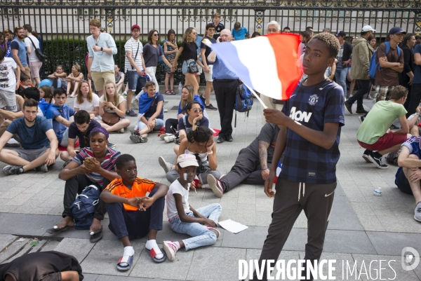 Victoire coupe du monde de football 2018. attente des supporters de  l arrivee des joueurs de l equipe de france sur les champs-elysees.