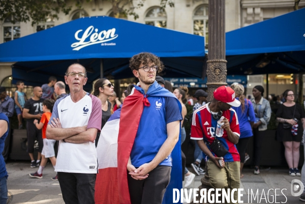 Victoire coupe du monde de football 2018. attente des supporters de  l arrivee des joueurs de l equipe de france sur les champs-elysees.