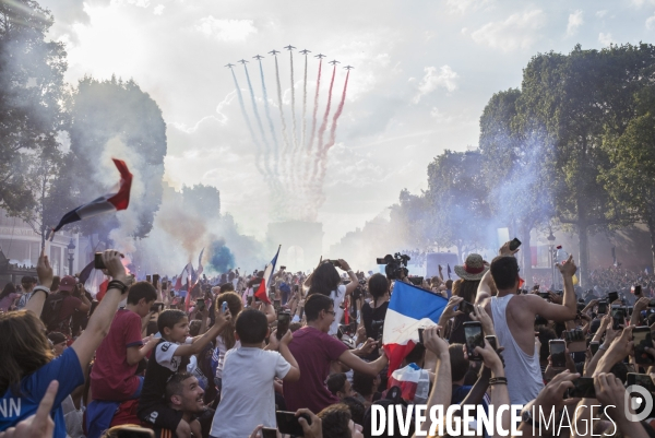 Victoire coupe du monde de football 2018. attente des supporters de  l arrivee des joueurs de l equipe de france sur les champs-elysees.