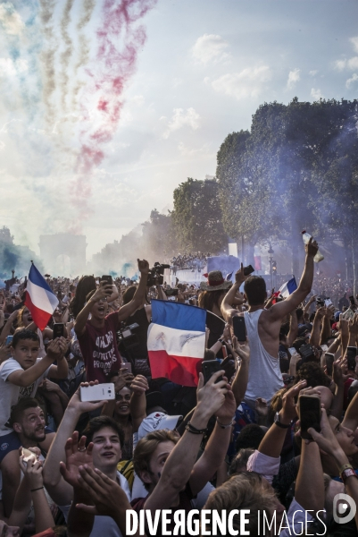 Victoire coupe du monde de football 2018. attente des supporters de  l arrivee des joueurs de l equipe de france sur les champs-elysees.