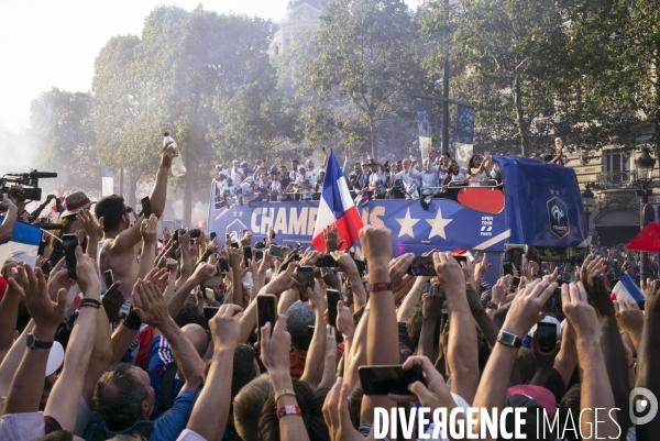 Victoire coupe du monde de football 2018. attente des supporters de  l arrivee des joueurs de l equipe de france sur les champs-elysees.