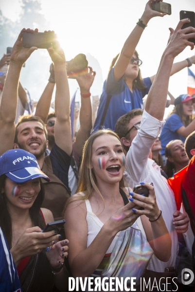 Victoire coupe du monde de football 2018. attente des supporters de  l arrivee des joueurs de l equipe de france sur les champs-elysees.