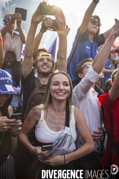 Victoire coupe du monde de football 2018. attente des supporters de  l arrivee des joueurs de l equipe de france sur les champs-elysees.
