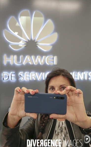 Jeune femme avec un telephone huawei