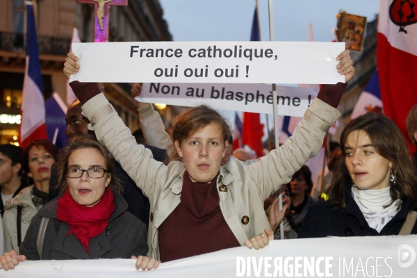 Des catholiques intégristes manifestent contre la pièce de théâtre de l italien Roméo Castellucci à l appel de l institut Civitas