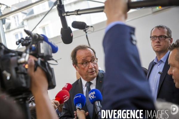 François Hollande et Bernard Cazeneuve à Cherbourg