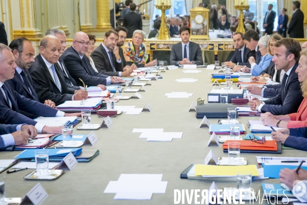 Emmanuel Macron préside le premier Conseil des ministres du gouvernement Philippe 4