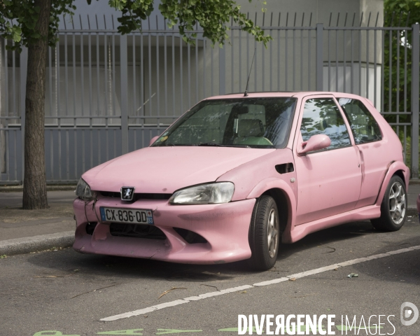 Aubervilliers,  voiture Peugeot rose