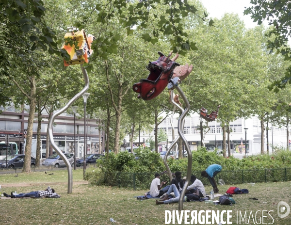 Porte d AubervilliersRéfugiés, migrants se reposant