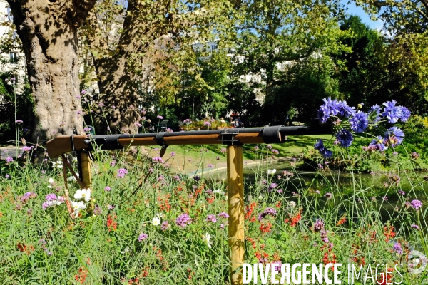 Au square des Batignolles,les jardiniers municipaux participent à la commémoration du centenaire de  14-18