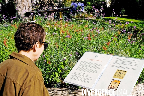 Au square des Batignolles,les jardiniers municipaux participent à la commémoration du centenaire de  14-18