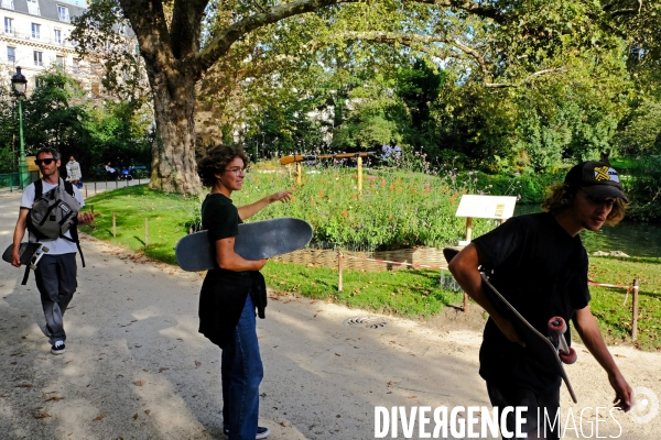 Au square des Batignolles,les jardiniers municipaux participent à la commémoration du centenaire de  14-18