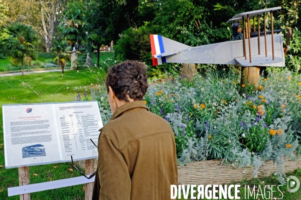 Au square des Batignolles,les jardiniers municipaux participent à la commémoration du centenaire de  14-18