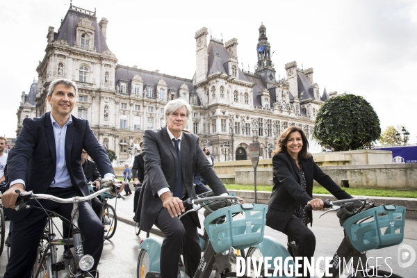 Anne Hidalgo inaugure la nouvelle piste cyclable rue de Rivoli.