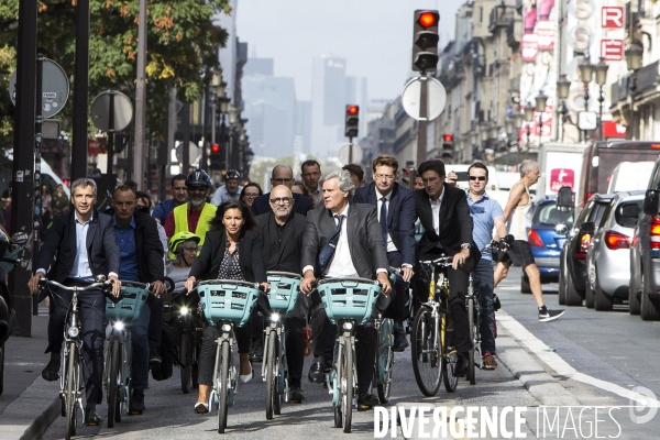 Anne Hidalgo inaugure la nouvelle piste cyclable rue de Rivoli.