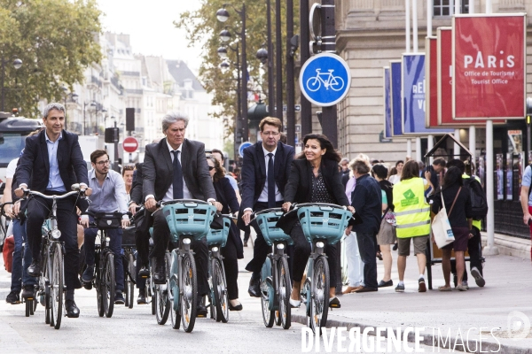 Anne Hidalgo inaugure la nouvelle piste cyclable rue de Rivoli.