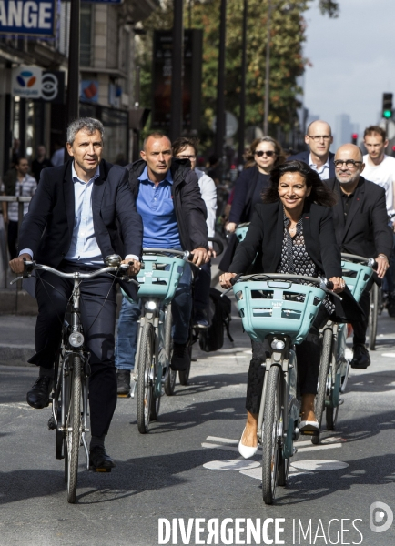 Anne Hidalgo inaugure la nouvelle piste cyclable rue de Rivoli.