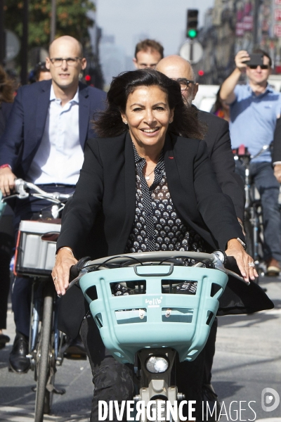 Anne Hidalgo inaugure la nouvelle piste cyclable rue de Rivoli.