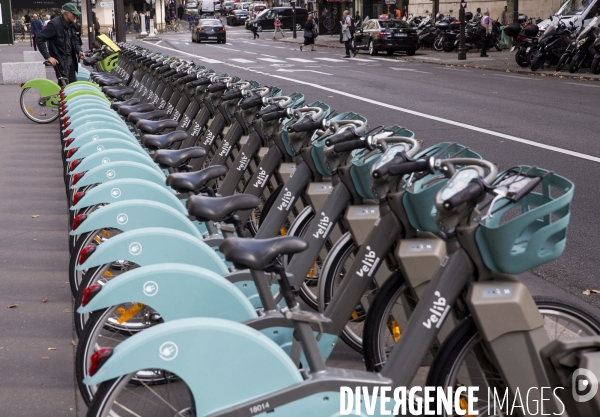 Les nouveaux Vélib Metropole devant l Hôtel de ville de Paris