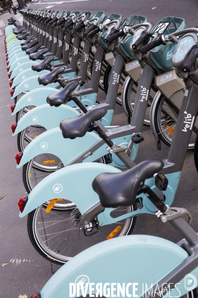 Les nouveaux Vélib Metropole devant l Hôtel de ville de Paris