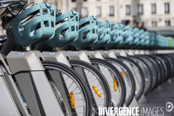 Les nouveaux Vélib Metropole devant l Hôtel de ville de Paris