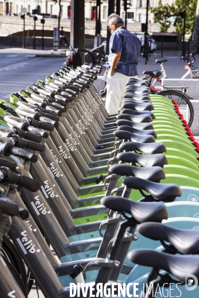 Les nouveaux Vélib Metropole devant l Hôtel de ville de Paris