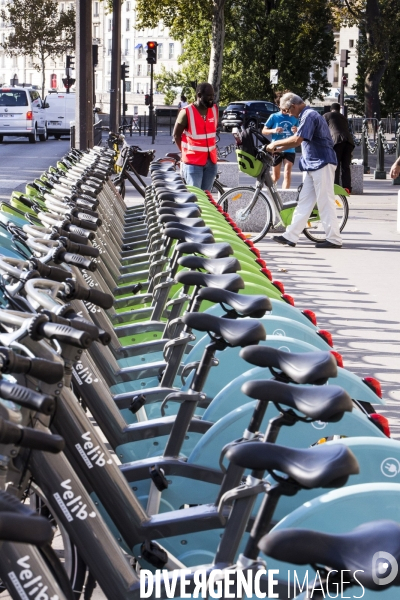 Les nouveaux Vélib Metropole devant l Hôtel de ville de Paris