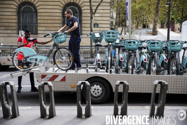 Les nouveaux Vélib Metropole devant l Hôtel de ville de Paris