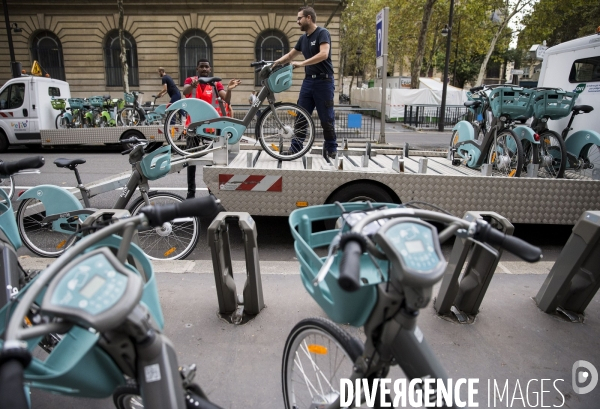 Les nouveaux Vélib Metropole devant l Hôtel de ville de Paris