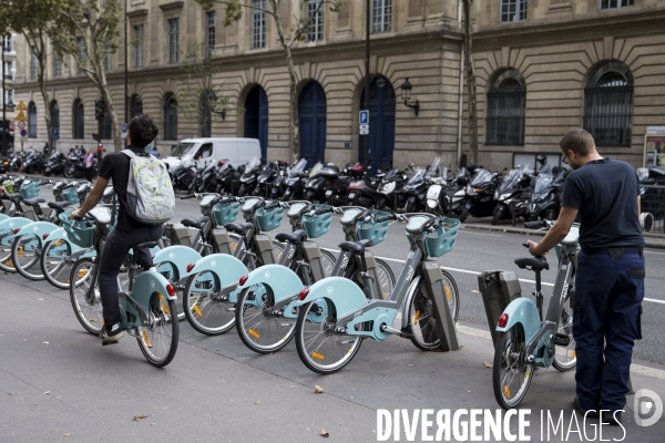 Les nouveaux Vélib Metropole devant l Hôtel de ville de Paris