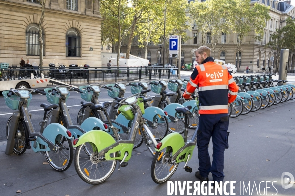 Les nouveaux Vélib Metropole devant l Hôtel de ville de Paris