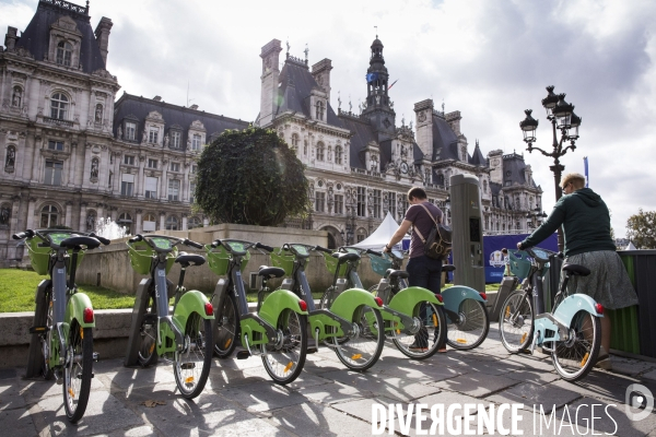 Les nouveaux Vélib Metropole devant l Hôtel de ville de Paris