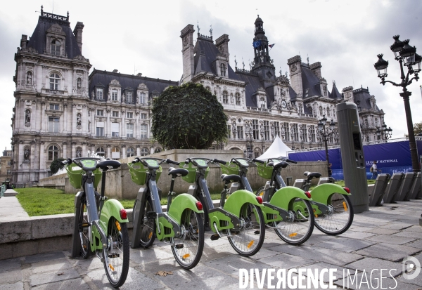 Les nouveaux Vélib Metropole devant l Hôtel de ville de Paris