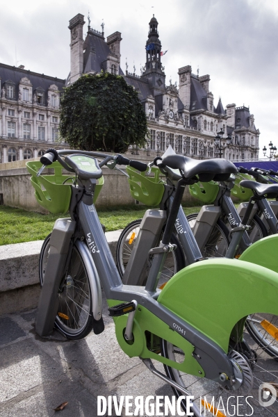 Les nouveaux Vélib Metropole devant l Hôtel de ville de Paris