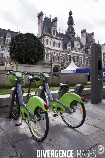 Les nouveaux Vélib Metropole devant l Hôtel de ville de Paris