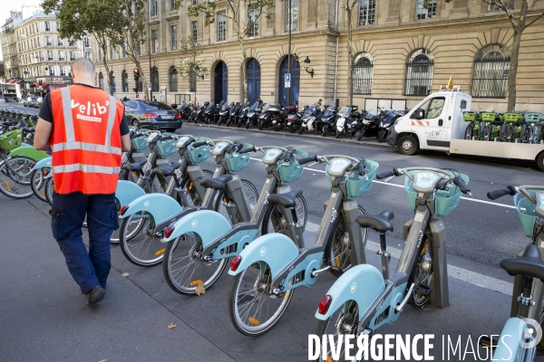 Les nouveaux Vélib Metropole devant l Hôtel de ville de Paris