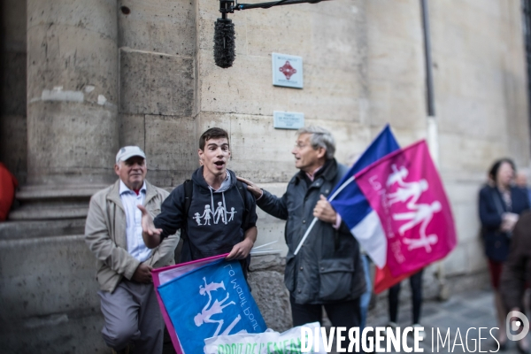 Manif pour tous devant le Comité consultatif national d éthique