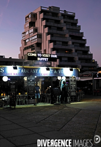 Au pied d une des pyramides de la Grande Motte, un restaurant n  y va pas avec le dos de la cuillère....