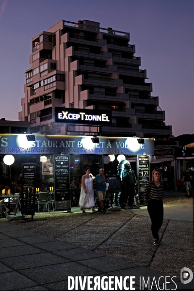 Au pied d une des pyramides de la Grande Motte, un restaurant n  y va pas avec le dos de la cuillère....