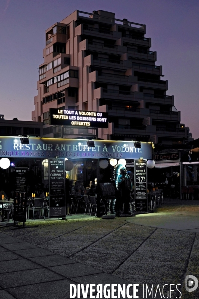 Au pied d une des pyramides de la Grande Motte, un restaurant n  y va pas avec le dos de la cuillère....