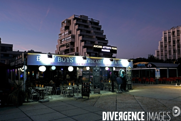 Au pied d une des pyramides de la Grande Motte, un restaurant n  y va pas avec le dos de la cuillère....