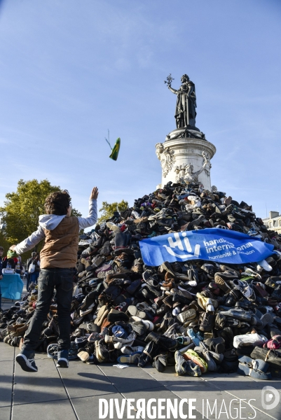 24 ème Pyramide de chaussures Handicap International.