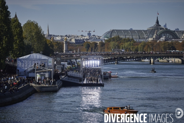 Défilé l oreal  paris: showtime on the seine!