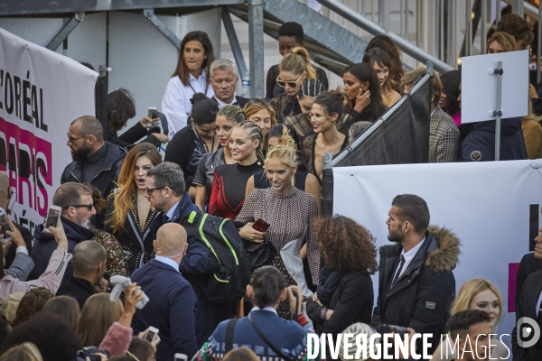 Défilé l oreal  paris: showtime on the seine!