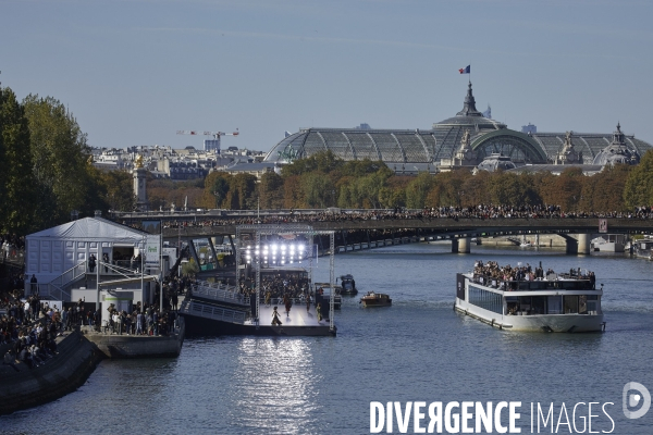 Défilé l oreal  paris: showtime on the seine!