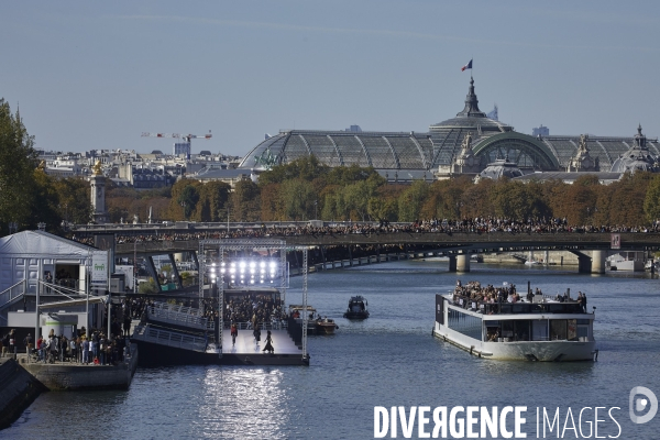 Défilé l oreal  paris: showtime on the seine!